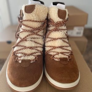 UGG BOOT SIZE 10